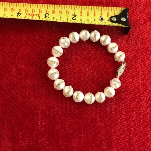 Elegant Pearl and Crystal Bracelet - Picture 8 of 10